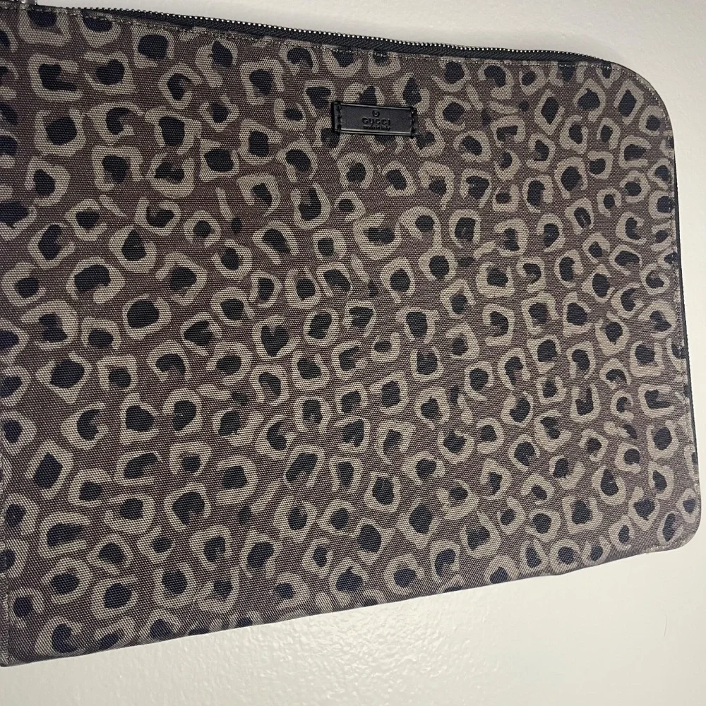 Gucci Gray Animal Print Document Holder – Sleek & Stylish (Brand New!)